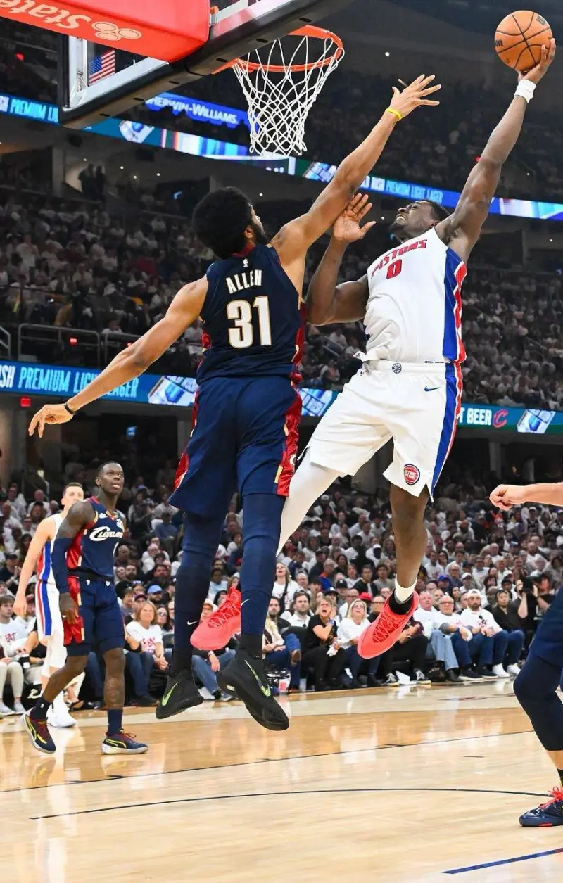 KOK体育-举火烧天！NBA官方晒杜伦单臂隔扣阿伦的定格画面